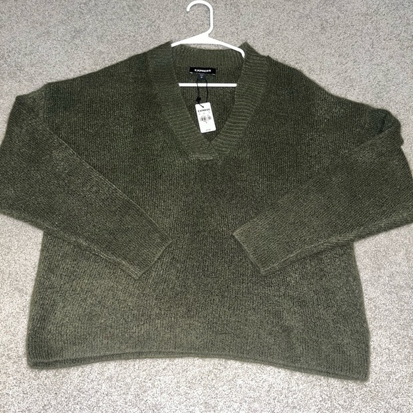 NWT Express Olive Green Semi-Cropped Oversized V-Neck Knit Sweater - Picture 2 of 7